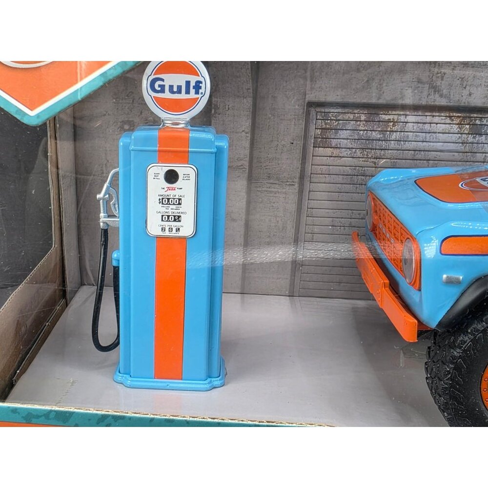 1973 Ford Bronco Gulf Diecast Model w/ Gas Pump 1:24 Jada Just Trucks - Picture 3 of 7